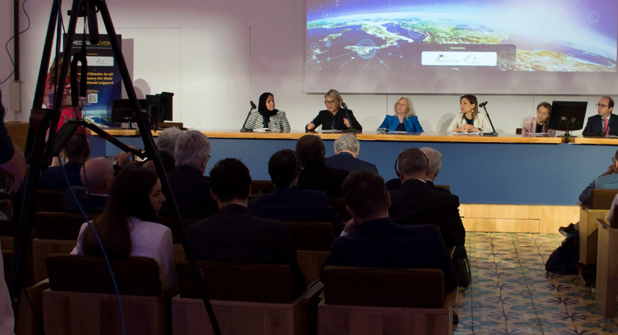 Un panel di relatrici sul palco dell'edizione 2024 di MEDITeH Beyond
